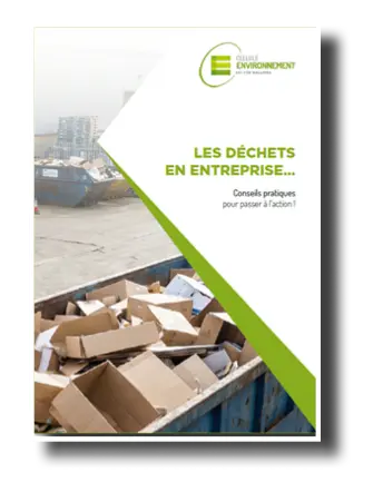 Des cartons vides empilés dans une benne à ordures en extérieur avec un texte en français sur la gestion des déchets en entreprise.

Description générée par IA