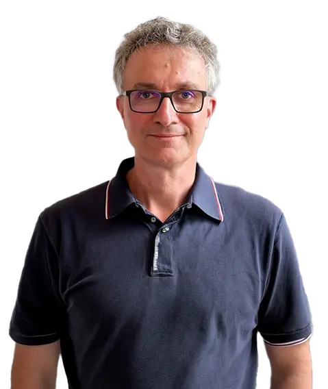 Une personne aux cheveux courts et gris porte un polo bleu marine avec un col et des manches bordés de blanc et rouge.

Description générée par IA