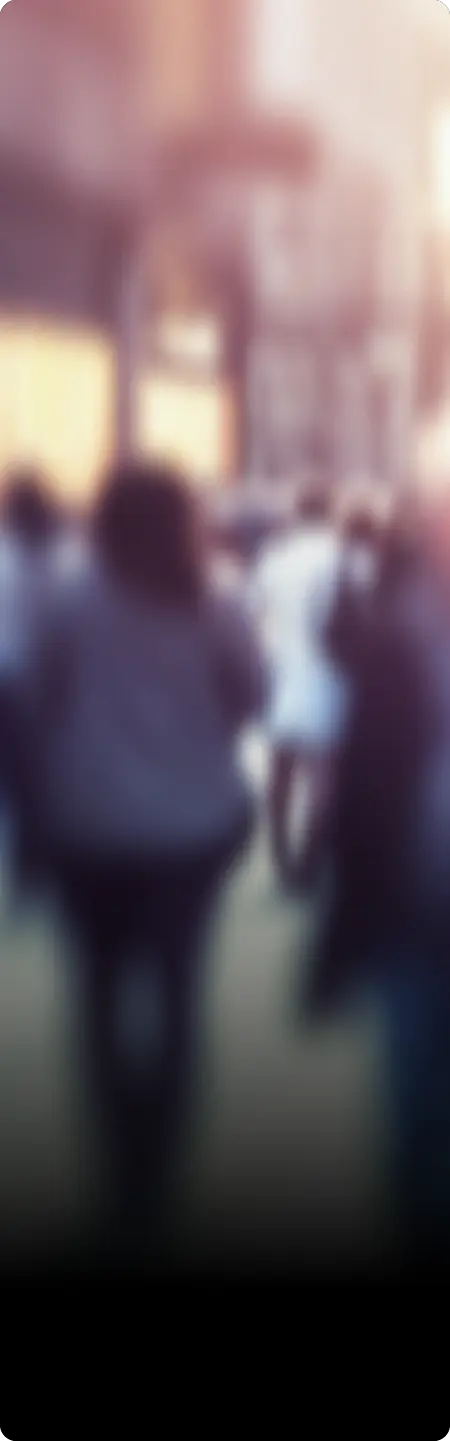 Des personnes floues marchent dans une rue urbaine baignée de lumière douce et chaude.

Description générée par IA