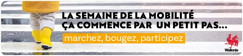 Un enfant portant un manteau jaune et des bottes jaunes marche sur un trottoir mouillé avec le texte en français invitant à participer à la semaine de la mobilité.

Description générée par IA