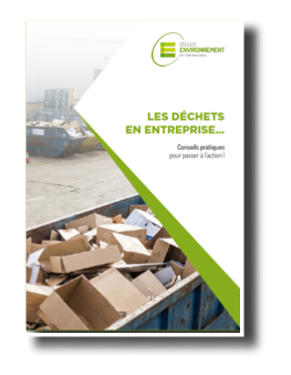 Des cartons vides empilés dans une benne à ordures en extérieur avec un texte en français sur la gestion des déchets en entreprise.

Description générée par IA