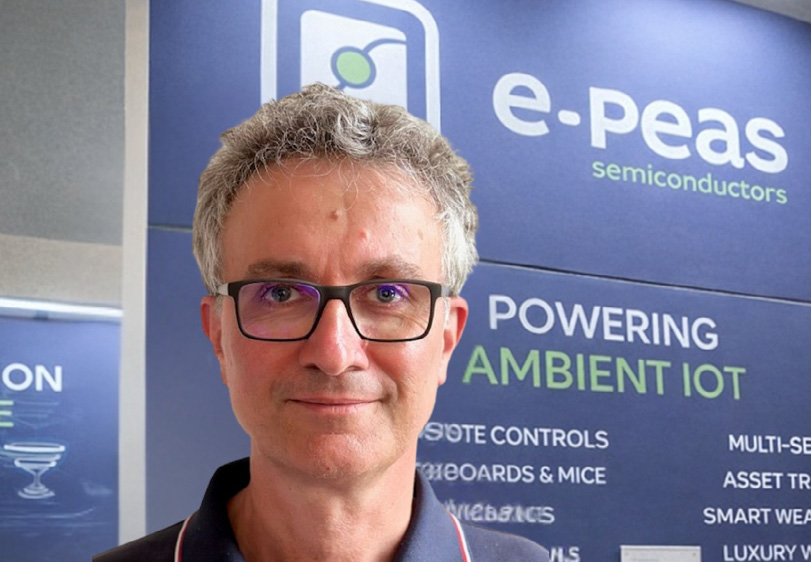 Une personne aux cheveux bouclés se tient devant un panneau bleu affichant le logo et le texte de la société e-peas semiconductors avec le slogan « Powering Ambient IoT ».

Description générée par IA